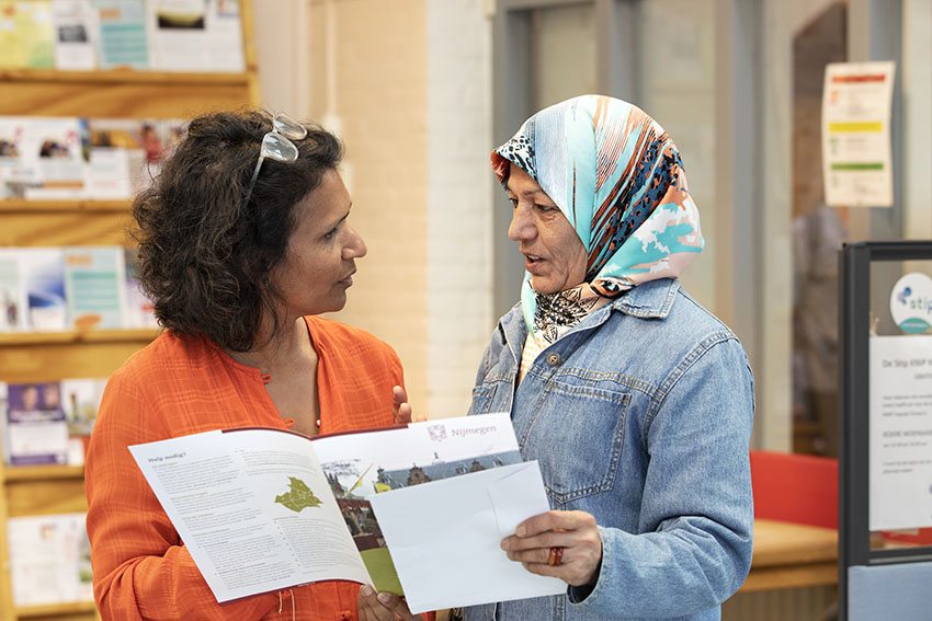 foto van een bewoner en Stip-medewerker in gesprek