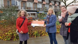 Foto van de werkers in de buurt die de prijs ontvangen van het Oranje Fonds