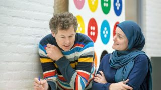 twee medewerkers vand e Fomrulierenbrigade in gesprek