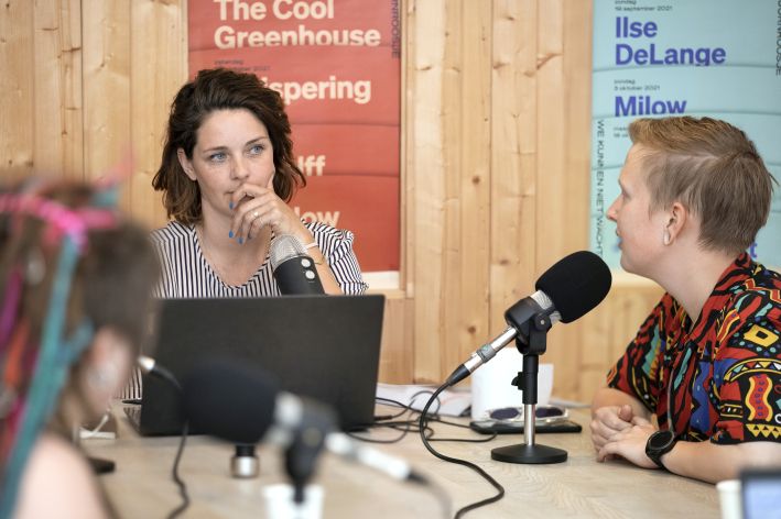 close-up van mensen die een podcast maken