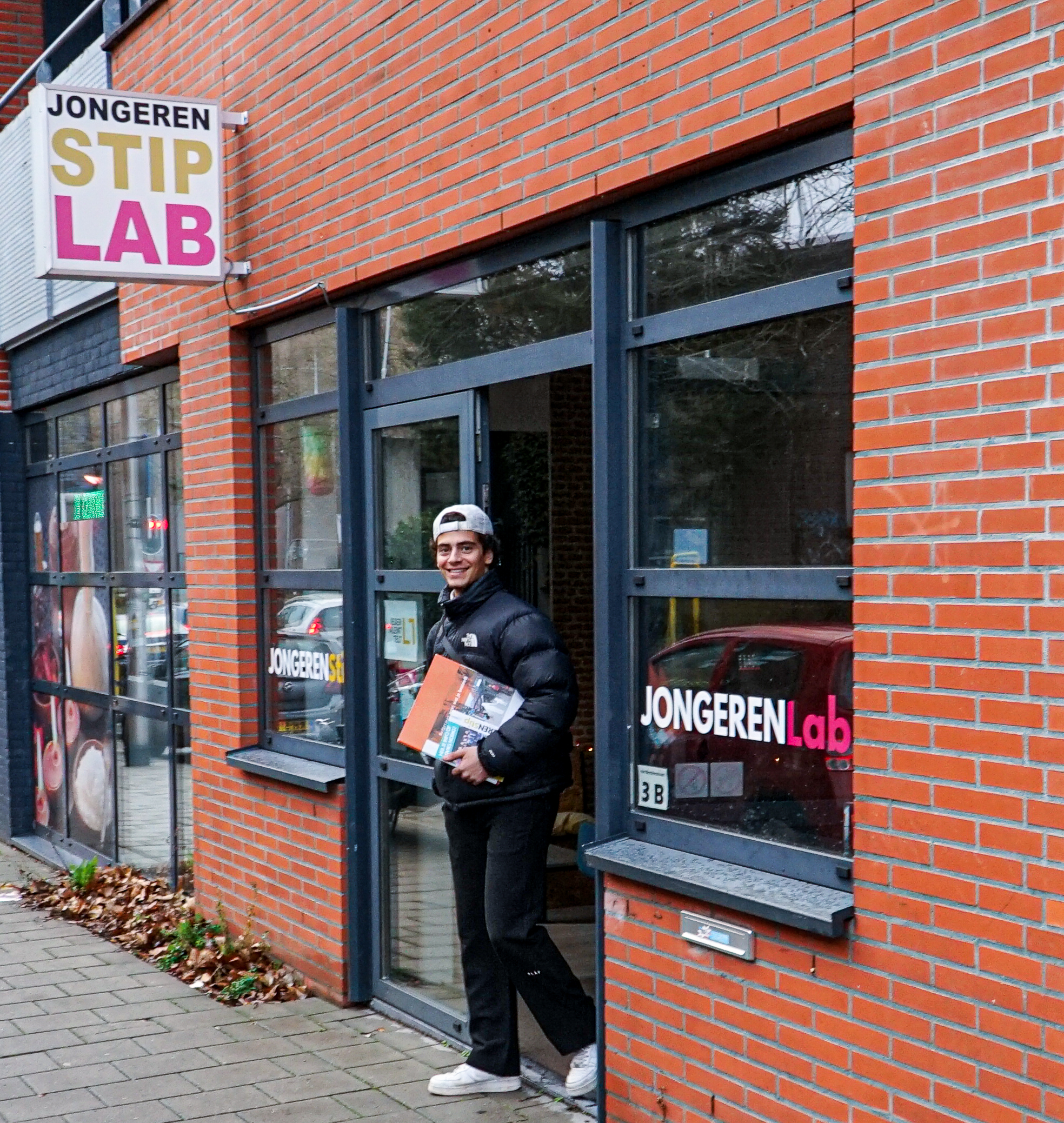 jongeman loopt deur jongerenlab uit