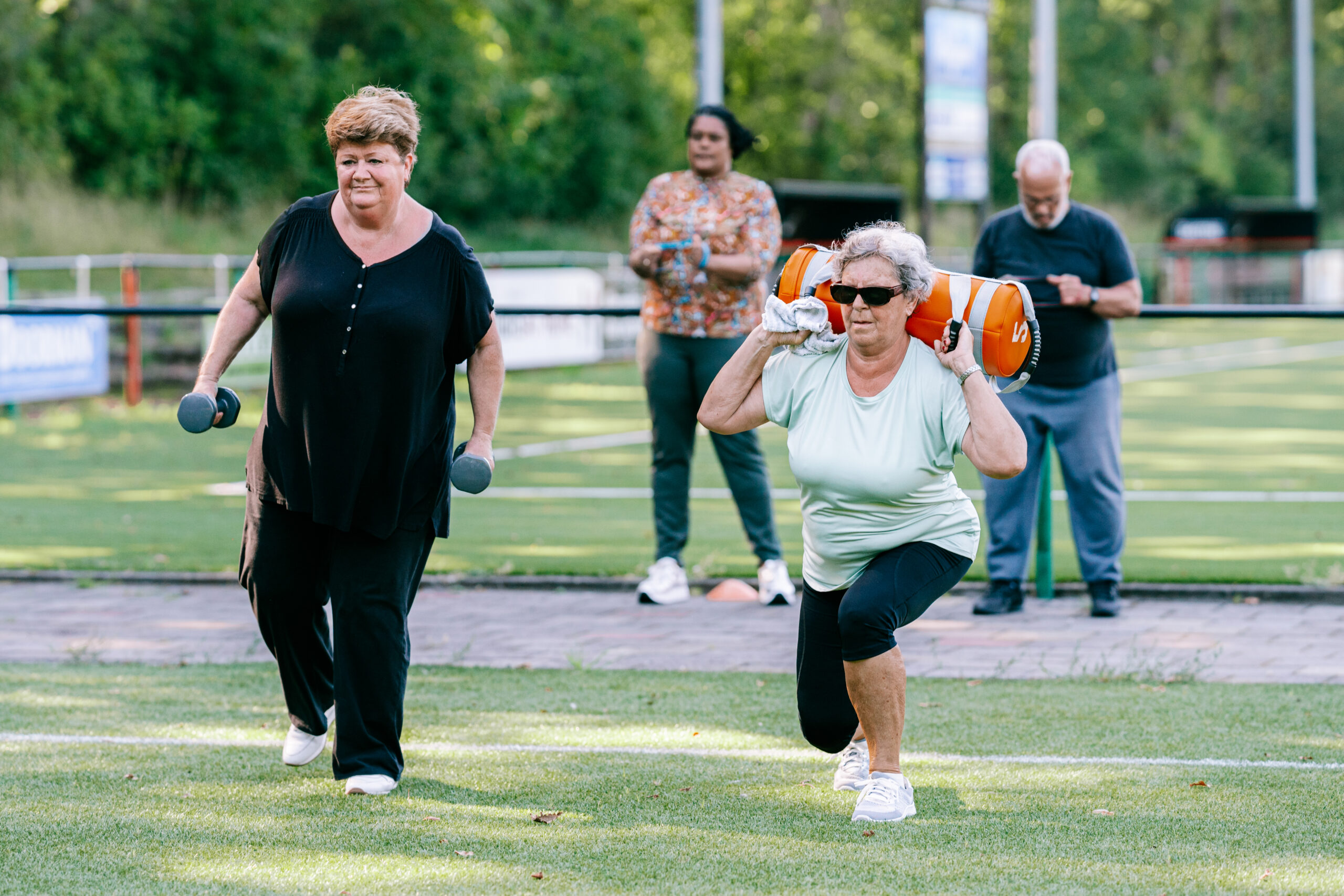 twee oudere vrouwen buiten aan het sporten