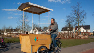 foto van kinderwerker Menno op een bakfiets