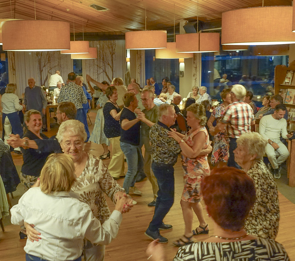 https://www.stipnijmegen.nl/wp-content/uploads/sites/4/2024/06/Senioren-cafe-OBG-2.jpg