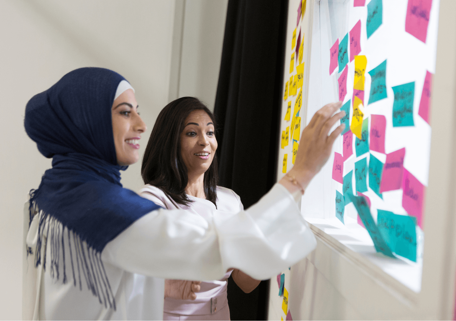 Twee vrouwen staan maken projectplan