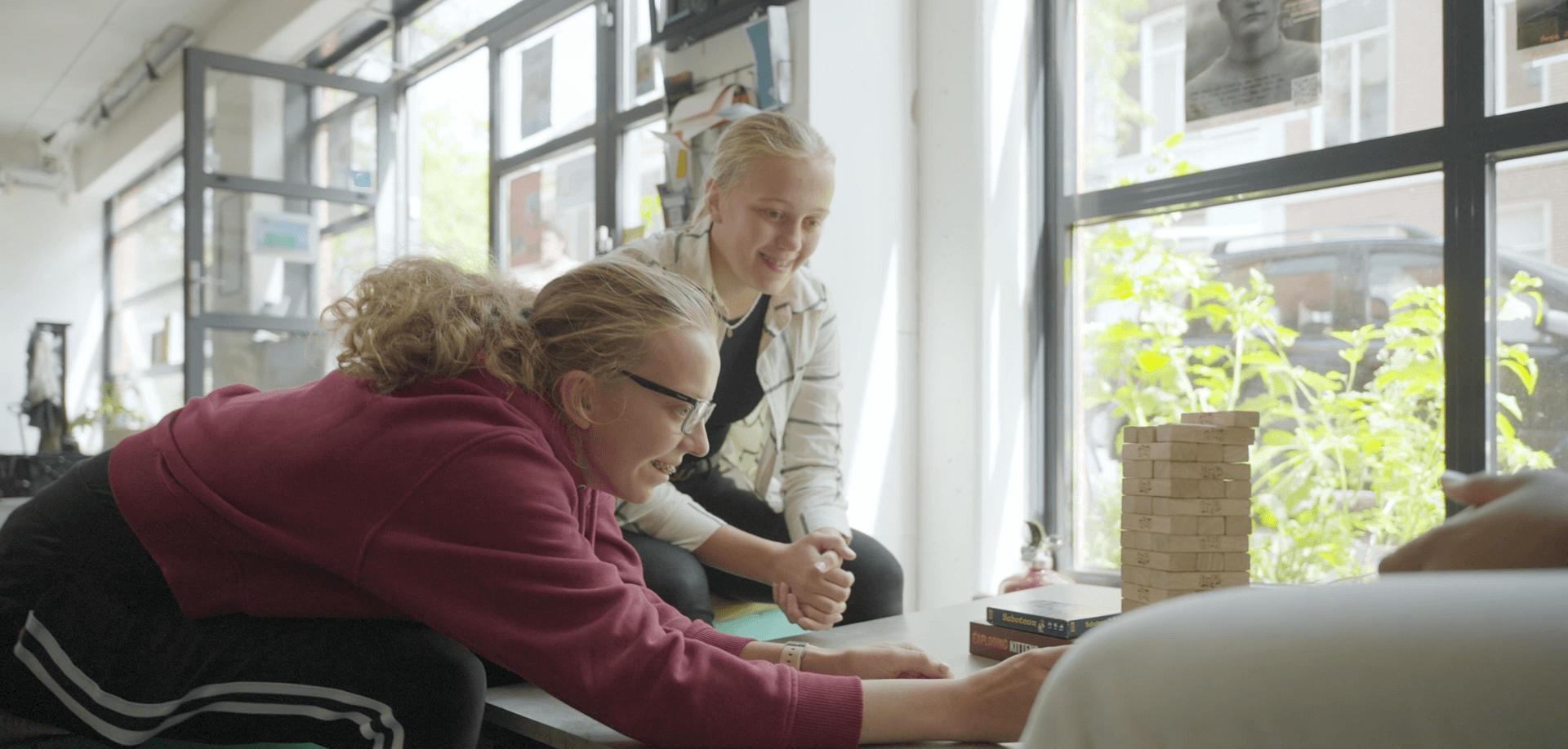 Twee jongedames spelen het spel jenga