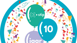 opgemaakte sticker 10 jaar stips
