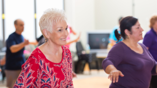 Nederlandse senior vrouw aan het dansen