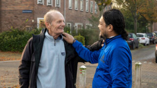 foto van twee manen die elkaar omarmen