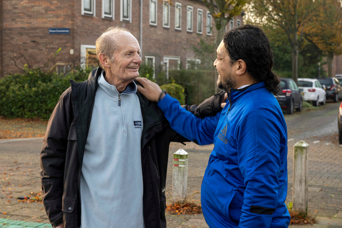 foto van twee manen die elkaar omarmen