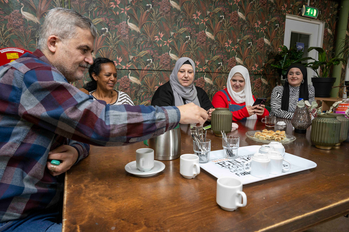 foto van een groep mensen die thee drinkt