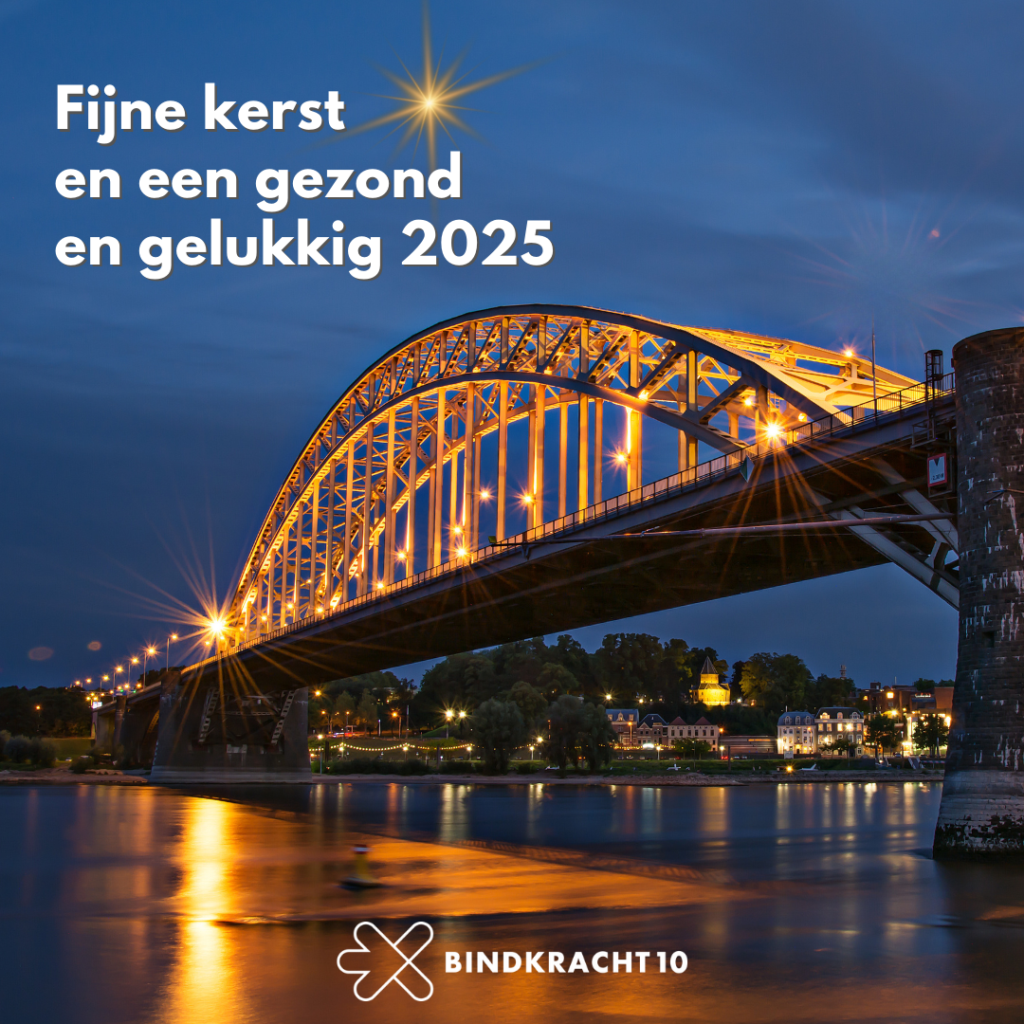 foto van de Waalbrug bij nacht met een feestdagenwens