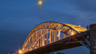 foto van de Waalbrug bij nacht