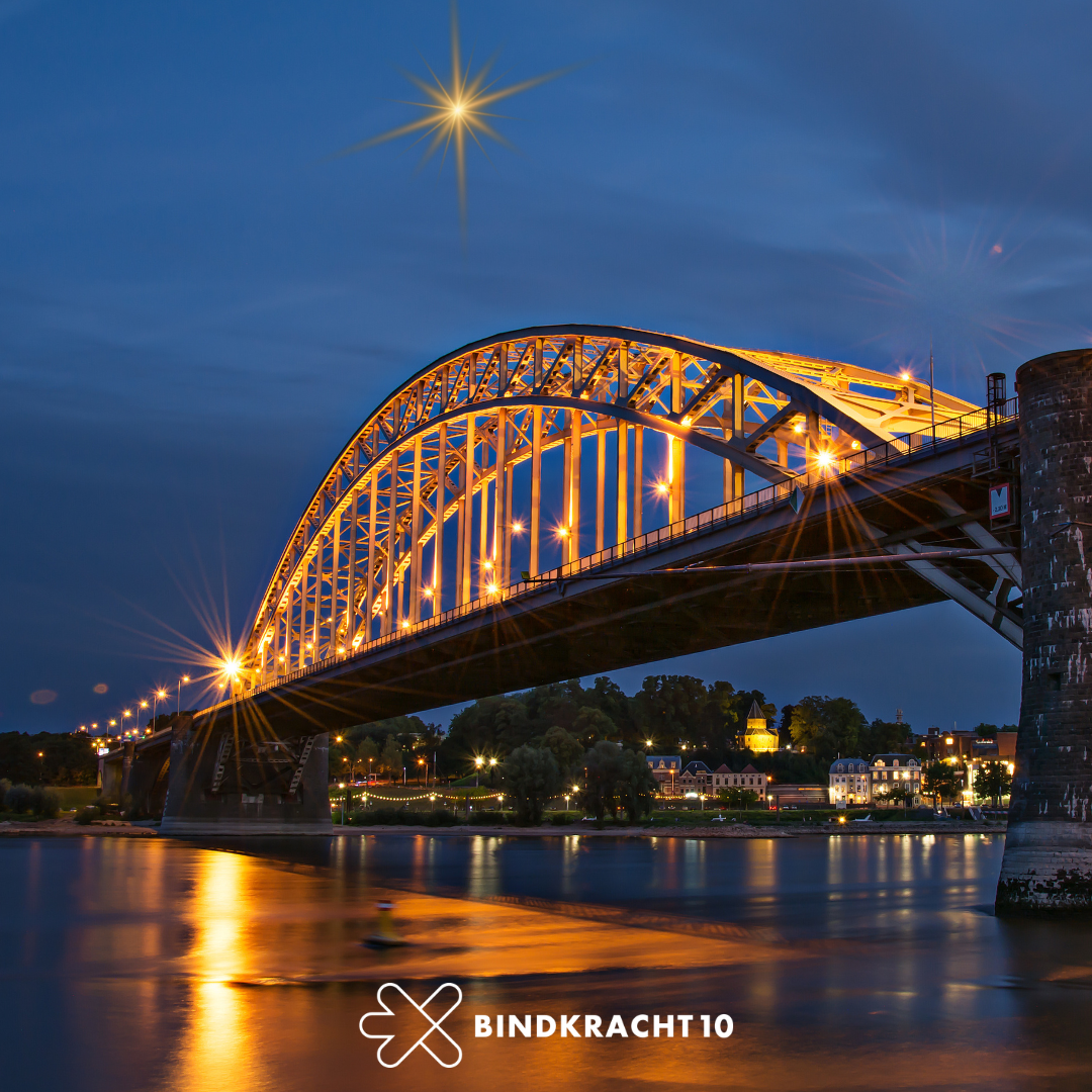 foto van de Waalbrug bij nacht