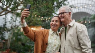 foto van een ouder stel dat een selfie maakt