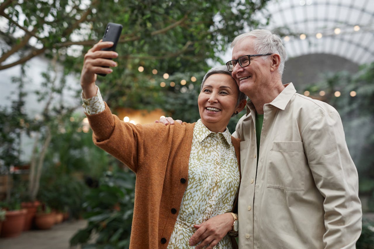 foto van een ouder stel dat een selfie maakt