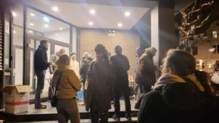 Foto waarop er winterpaketten worden uitgedeeld in Nijmegen voor daklozen.