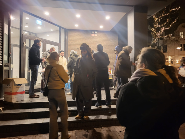 Foto waarop er winterpaketten worden uitgedeeld in Nijmegen voor daklozen.