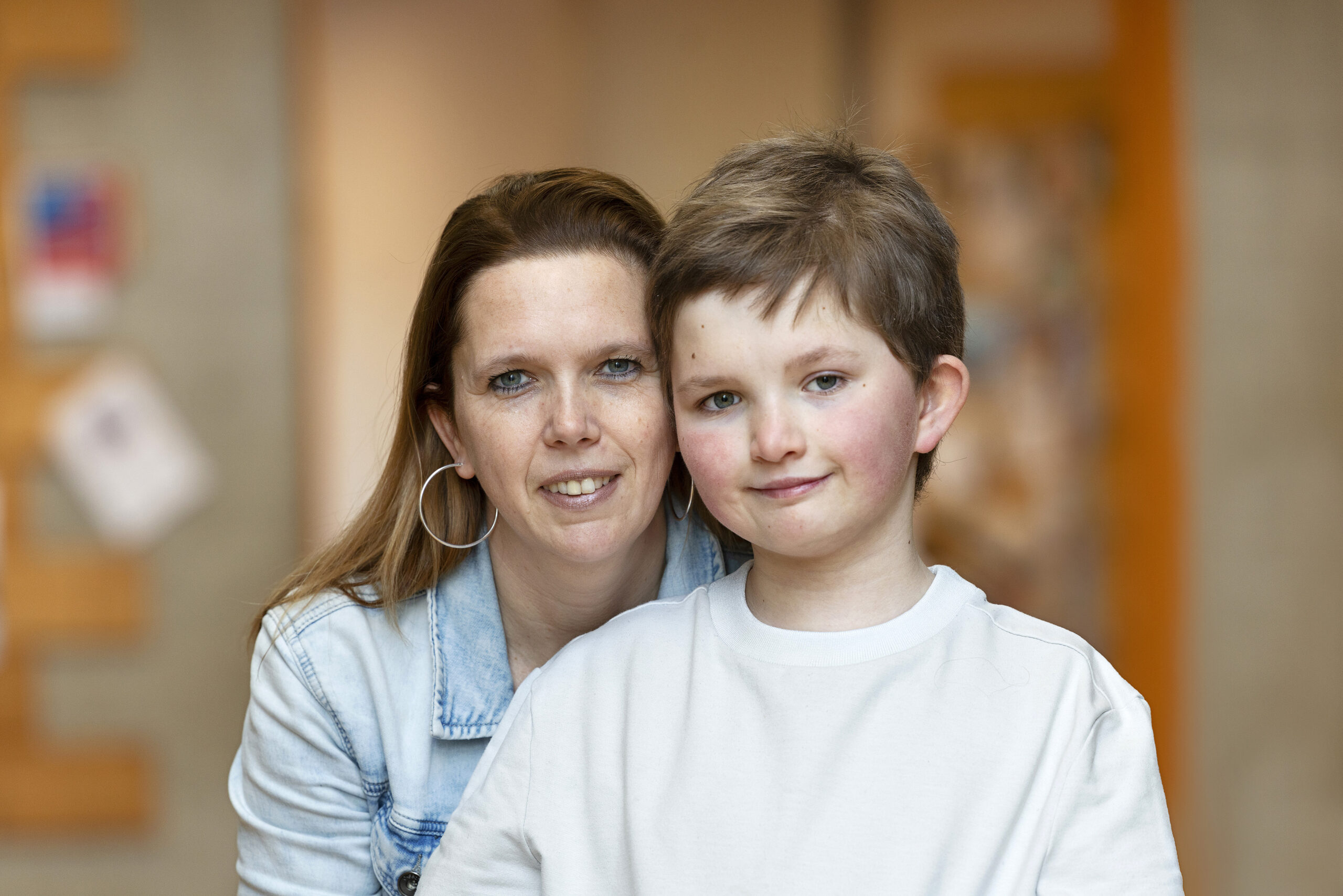 Silvijn met zijn moeder voor het jaarverslag 2024