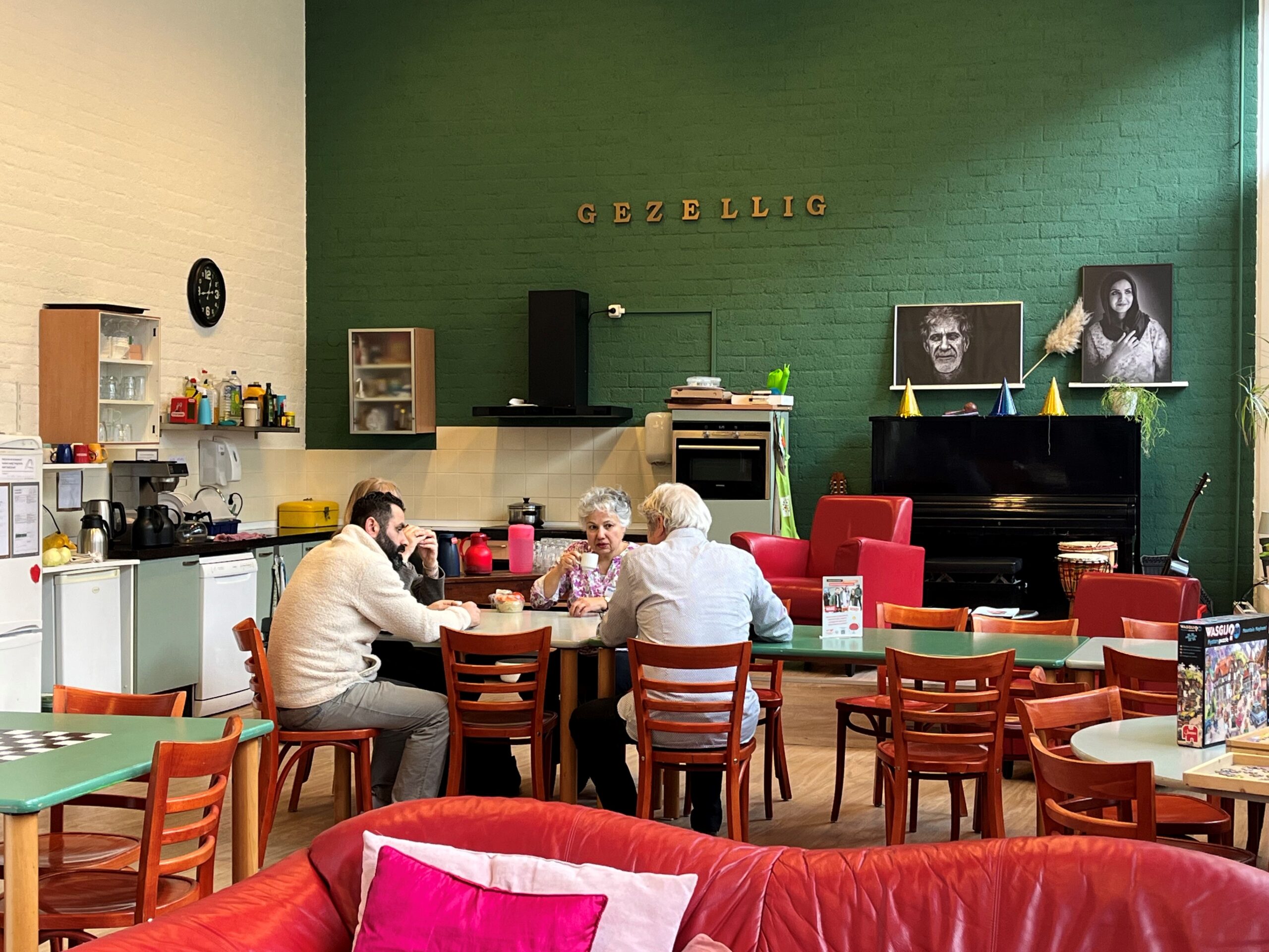 Foto van de huiskamer van wijkcentrum Gezellig