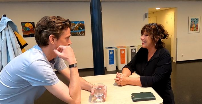 foto van twee mensen aan het praten