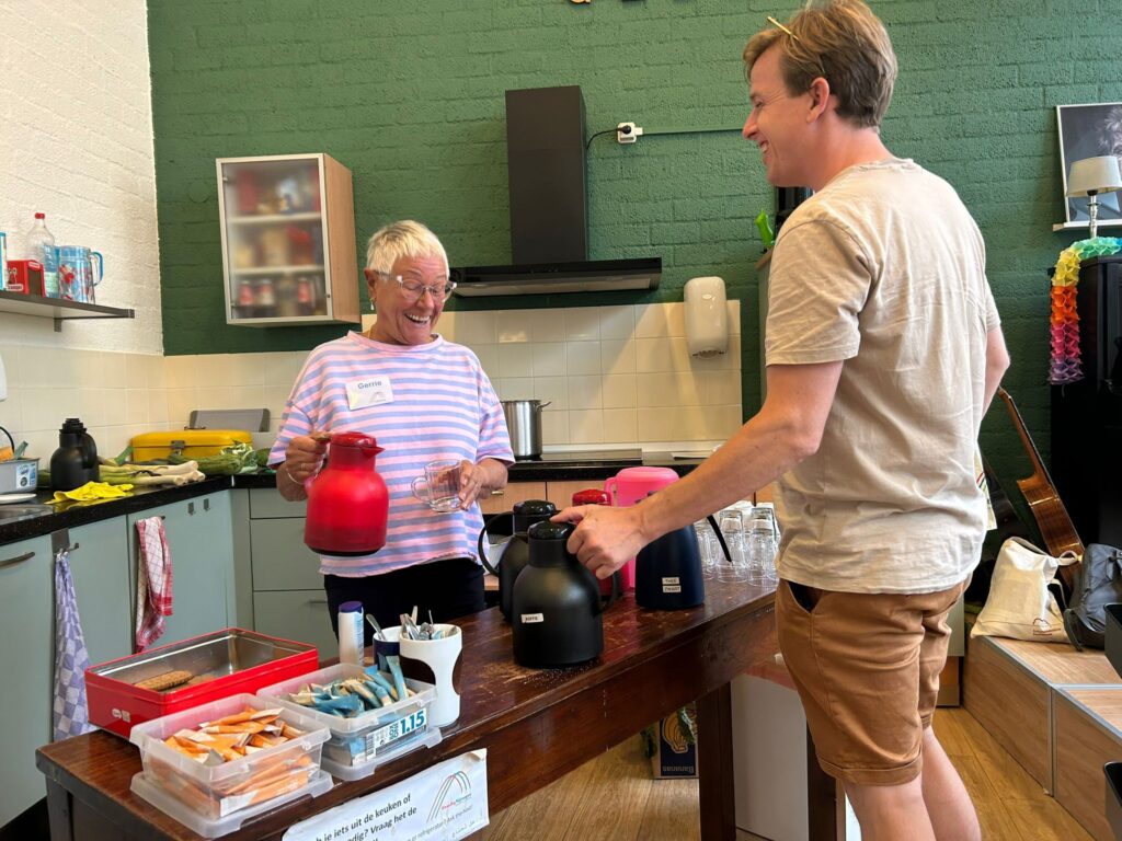 Vrijwilliger Gerrie met een koffiekan bij Gezellig