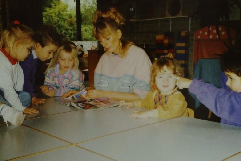 Sociaal werker Hannie met kinderen in de peuterspeelzaal in de jaren tachtig