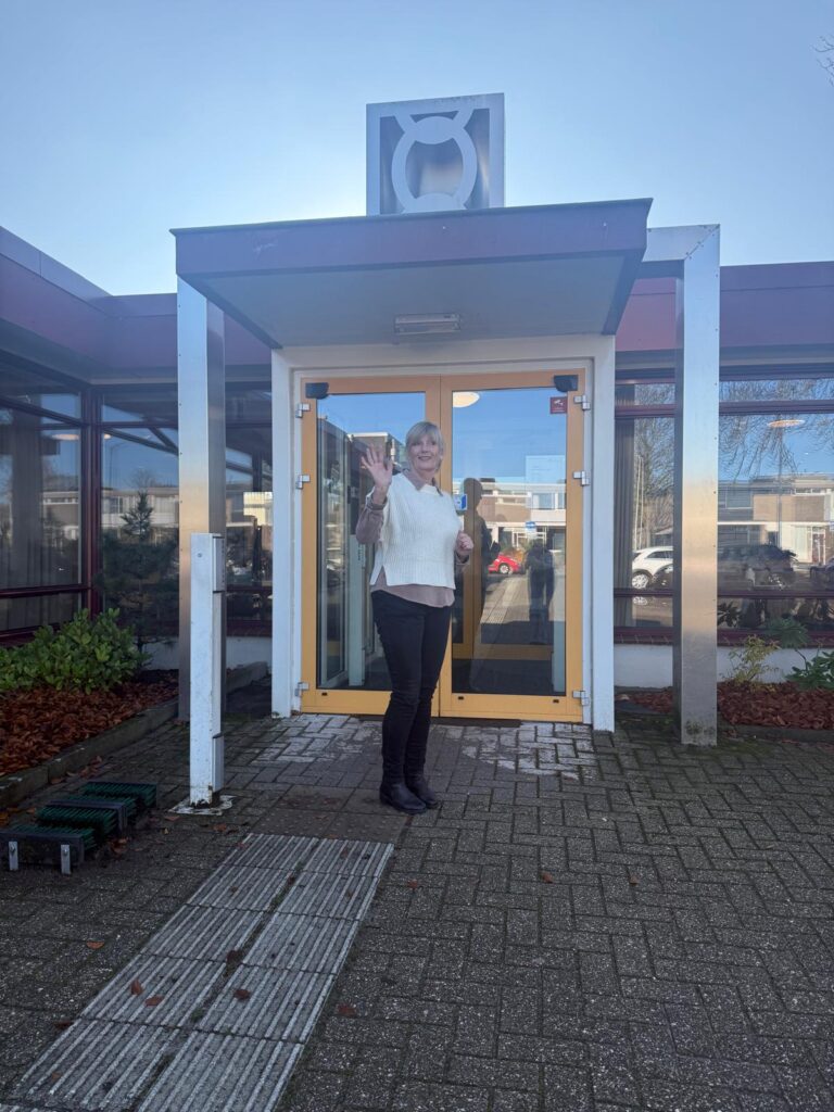 Opbouwwerker Hannie voor wijkcentrum de Schakel