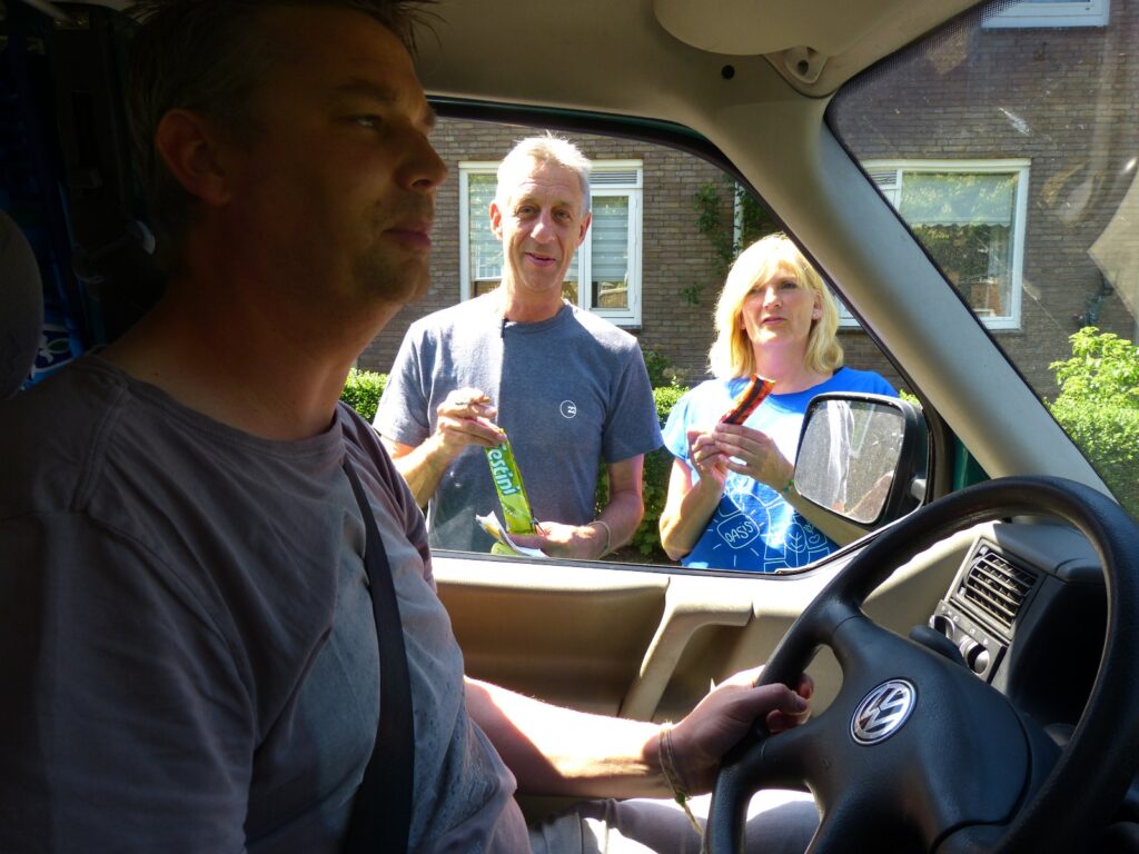 Hannie met een collega gezien vanuit een busje