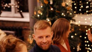 mensen aan de kersttafel