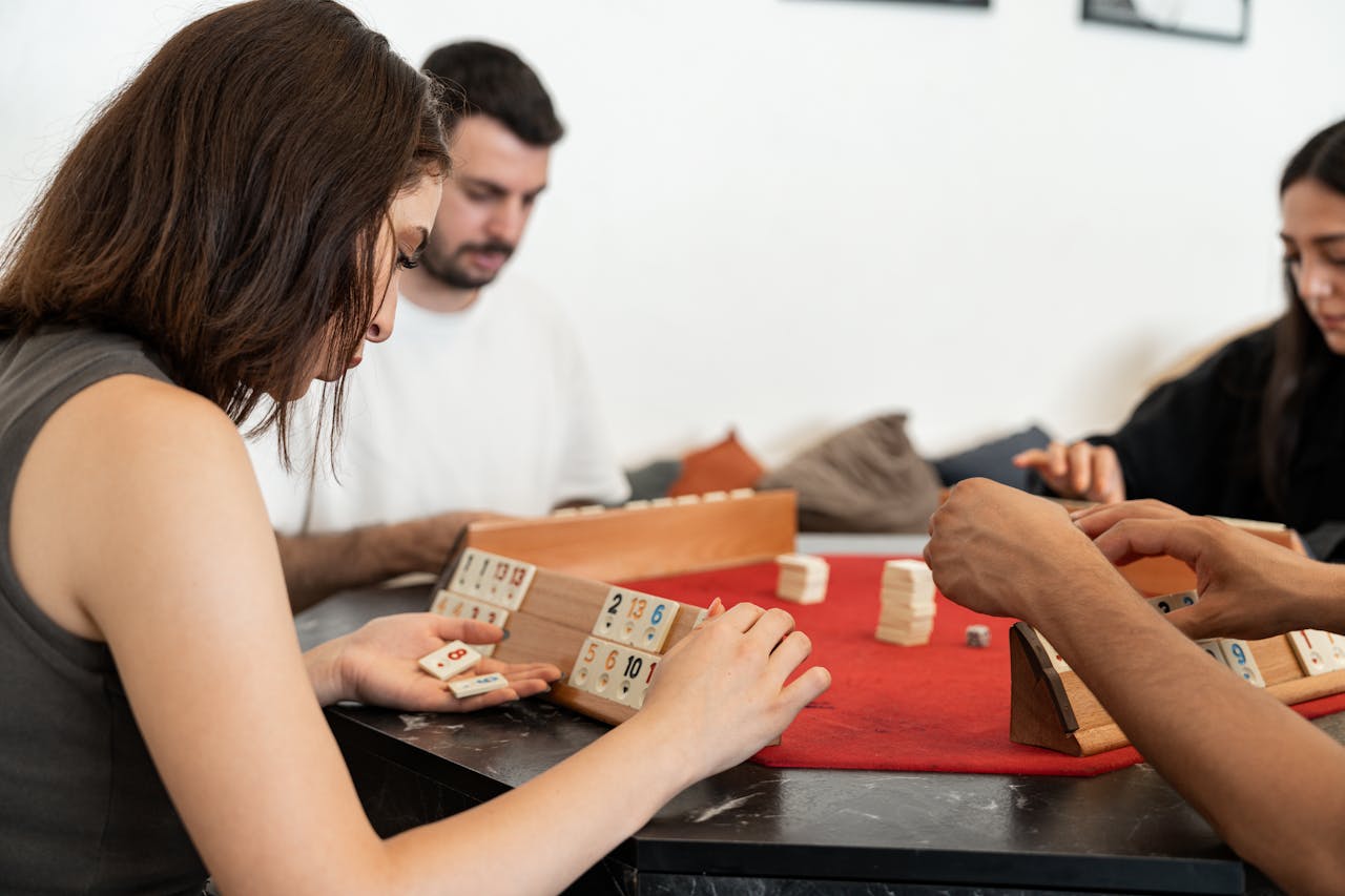 mensen die een bordspel spelen