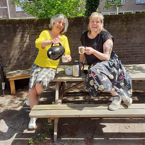 Dolly en Eelena met koffie op de stoep